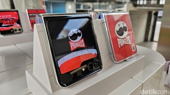 Pengunjung bisa menjajal FlipSuit Case dan FlipSuit Card yang merupakan aksesoris terbaru Galaxy Z Flip 5. Dengan aksesoris ini, pengguna bisa memasang kartu khusus yang dilengkapi NFC di bagian belakang, dan hanya dalam hitungan detik wallpaper di Galaxy Z Flip 5 akan mengikuti gambar yang ada di kartu tersebut. Foto: Virgina Maulita Putri/detikINET