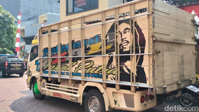 Satu unit truk mengangkut 18 motor hasil curian diamankan Polsek Tambora