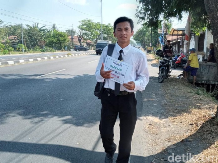 Seorang guru di Kabupaten Boyolali, Jawa Tengah, menunaikan nazar berjalan kaki dari sekolah ke rumah usai menerima SK pengangkatan P3K, Senin (31/6/2023).