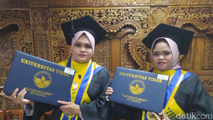 Si kembar Sherla-Sherli wisuda Universitas Tidar (Untidar) dengan predikat cumlaude. Foto diunggah pada Senin (31/7/2023).