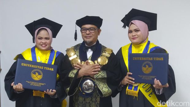 Si kembar Sherla-Sherli wisuda Universitas Tidar (Untidar) dengan predikat cumlaude. Foto diunggah pada Senin (31/7/2023).