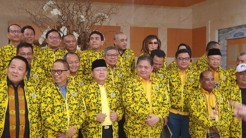 Partai Golkar berfoto bersama sesuai acara “Silaturahmi Ketua Umum DPP Partai Golkar Airlangga Hartarto bersama Keluarga Besar DPD Provinsi Partai Golkar se-Indonesia” di Hotel Mulia Resort, Nusa Dua, Badung, Minggu (30/7/2023) malam.