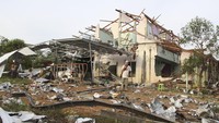 Penyiar Thai PBS melaporkan sebanyak 500 rumah rusak akibat ledakan di kota perbatasan di perbatasan dengan Malaysia itu. Sementara pecahan kaca, genteng, dan puing-puing lainnya berserakan di tanah.  