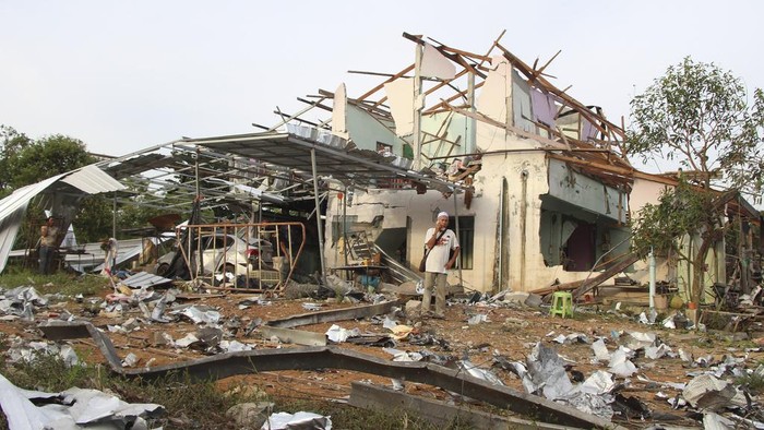 Sisa-sisa Gudang Kembang Api yang Meledak Tewaskan Belasan Orang Thai Explosive Ordnance Disposal (EOD) personnel examine the site of an explosion at a firework warehouse in Narathiwat province southern Thailand, Saturday, July 29, 2023. A large explosion at a fireworks warehouse in southern Thailand has killed at least nine people and wounded scores. (AP Photo/Kriya Tehtani)