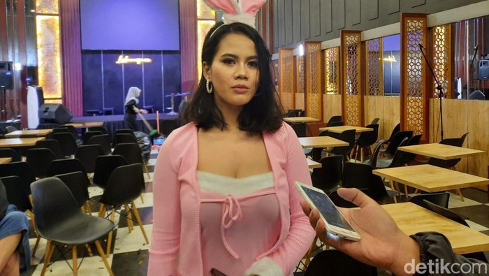Siskaeee ditemui awak mesia usai mengisi acara Comedy Sunday di Kota Malang.