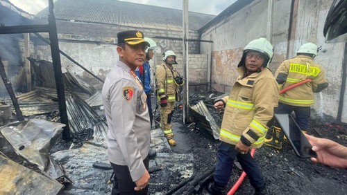 Situasi TKP gudang sanggah terbakar di Desa Darmasaba, Kecamatan Abiansemal, Badung, Bali, Senin (31/7/2023).