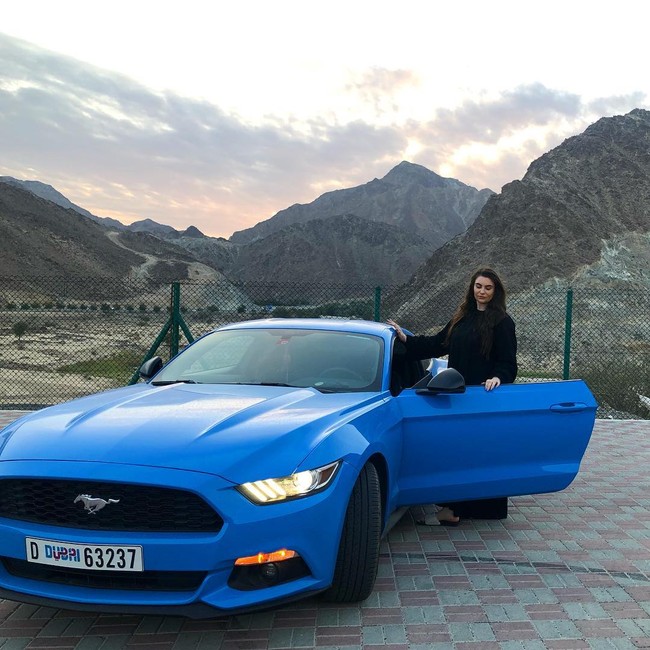 Sejak jadi istri pengusaha kaya asal Dubai pada 2020, Soudi tak jarang memamerkan kesehariannya yang dihiasi uang, mobil mewah, liburan ke berbagai negara hingga minuman mengandung emas 24 karat. Foto: Instagram @soudiofarabia