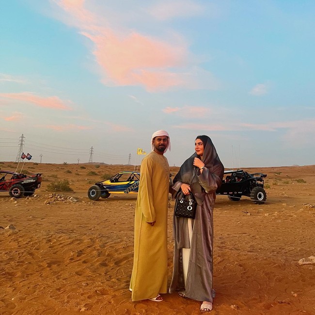 Pagi ini kami bangun dan Jamal bilang dia sibuk pagi ini jadi dia memberiku uang dan tentu aku pergi ke salon. Jamal suka ketika aku merawat diri dan menghabiskan uangnya untuk high maintenance. Aku merias kuku lalu dia menjemputku. Dia memintaku untuk merias rambut selagi dia membuat lebih banyak uang untuk kami di telepon. Dia bilang dia ingin mengajakku untuk memberi kejutan malam ini jadi kami pulang dan ganti baju, katanya di TikTok. Foto: Instagram @soudiofarabia