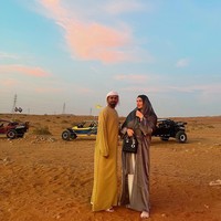 Pagi ini kami bangun dan Jamal bilang dia sibuk pagi ini jadi dia memberiku uang dan tentu aku pergi ke salon. Jamal suka ketika aku merawat diri dan menghabiskan uangnya untuk high maintenance. Aku merias kuku lalu dia menjemputku. Dia memintaku untuk merias rambut selagi dia membuat lebih banyak uang untuk kami di telepon. Dia bilang dia ingin mengajakku untuk memberi kejutan malam ini jadi kami pulang dan ganti baju, katanya di TikTok. Foto: Instagram @soudiofarabia