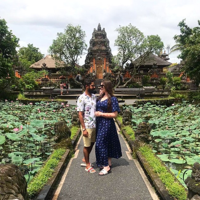 Pasangan tersebut juga memiliki pelacak di handphone sehingga selalu bisa mengetahui keberadaan masing-masing. Ini untuk alasan keamanan. Ditambah ada benefit lain bahwa Jamal tidak harus meneleponku 24/7 menanyakan di mana aku, katanya. Foto: Instagram @soudiofarabia