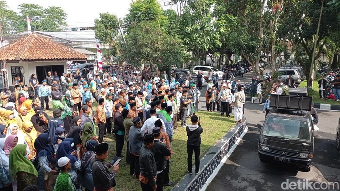 Suasana demontrasi guru madrasah di DPRD Kota Tasikmalaya, Senin (31/7/2023).