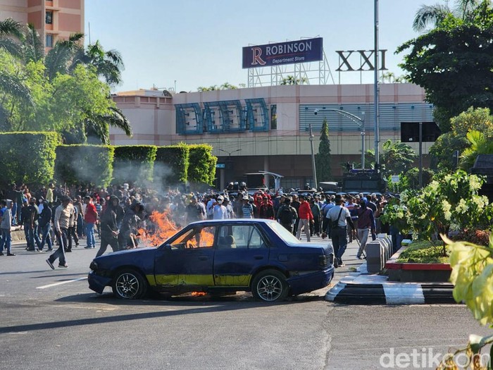 Suasana latihan gabungan Polda Jateng dan Kodam IV Diponegoro untuk pengamanan pemilu di Lapangan Simpang Lima Semarang, Senin (31/7/2023).