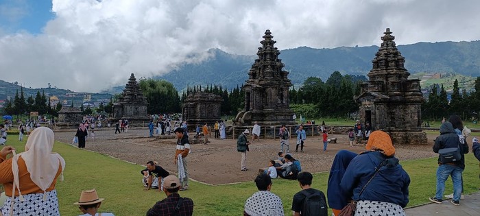 Suasana objek wisata Candi Arjuna Dieng ramai dikunjungi wisatawan. Foto diunggah pada Senin (31/7/2023).