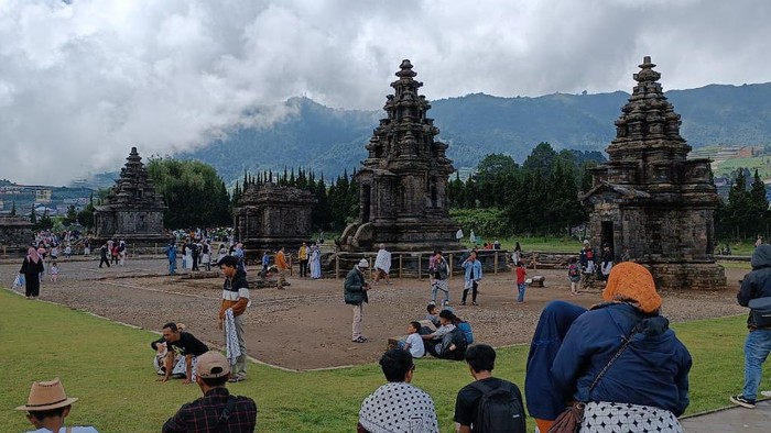 Suasana objek wisata Candi Arjuna Dieng ramai dikunjungi wisatawan. Foto diunggah pada Senin (31/7/2023).