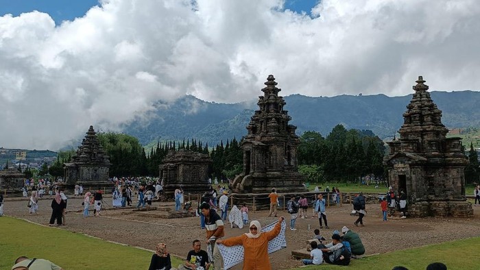 Suasana objek wisata Candi Arjuna Dieng ramai dikunjungi wisatawan. Foto diunggah pada Senin (31/7/2023).