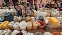 Diketahui, sekitar 60.000 orang warga Sudan mengungsi ke Chad. Para pengungsi ini didominasi oleh perempuan dan anak-anak. 