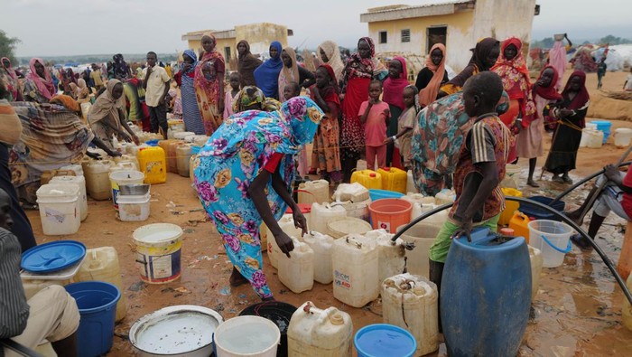 SUDAN-POLITICS/CHAD-WATER Sudanese women who fled the conflict in Geneina, in Sudan's Darfur region, fill their jerrycans at the water point in Adre, Chad July 30, 2023. REUTERS/Zohra Bensemra