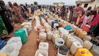 Begini potret antrean para pengungsi Sudan di kawasan titik air di Adre, Chad, Minggu (30/7/2023).