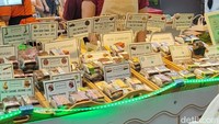 Mulai dari brownis ganja, pad thai, kebab, mie goreng dan berbagai cemilan Thailand berjajar rapi di tengah jalan. (bonauli/detikcom)