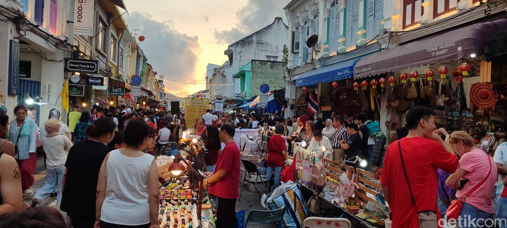 Sunday Night Market di Old Phuket Town, Phuket