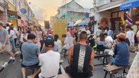 Pasar malam ini juga menyediakan pertunjukan musik dan seni lukis! (bonauli/detikcom)