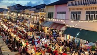Di sela-sela gerai makanan, ada pula pedagang oleh-oleh, sandal, sampai barang antik. Pasar malam bisa dibilang memang dibuat khusus untuk turis.  (bonauli/detikcom)