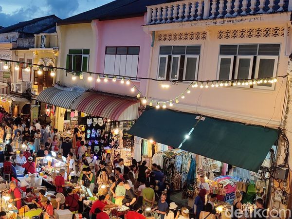 Pasar Malam Phuket Cuma Hari Minggu, Isinya Brownis Ganja Sampai Baju