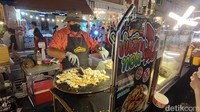 Cemilan seafood dan babi adalah yang paling banyak dijual di sana. (bonauli/detikcom)