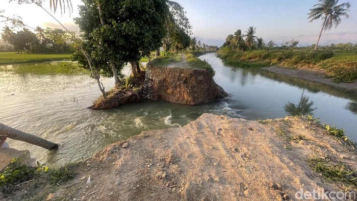 Tanggul pengairan di Pinrang jebol.