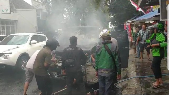 Toyota Alphard di Jember ludes terbakar diduga korsleting