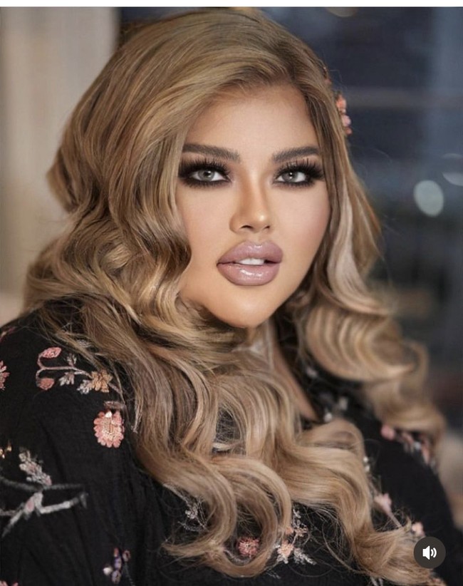 Awalnya Shindy sangat percaya diri memiliki tubuh gemuk, dan tak peduli dengan kritik netizen. Bos skincare Glam Shine ini pun tampil stylish dan glamour dalam pulasan makeup cantik di berbagai foto unggahannya. Foto: Instagram