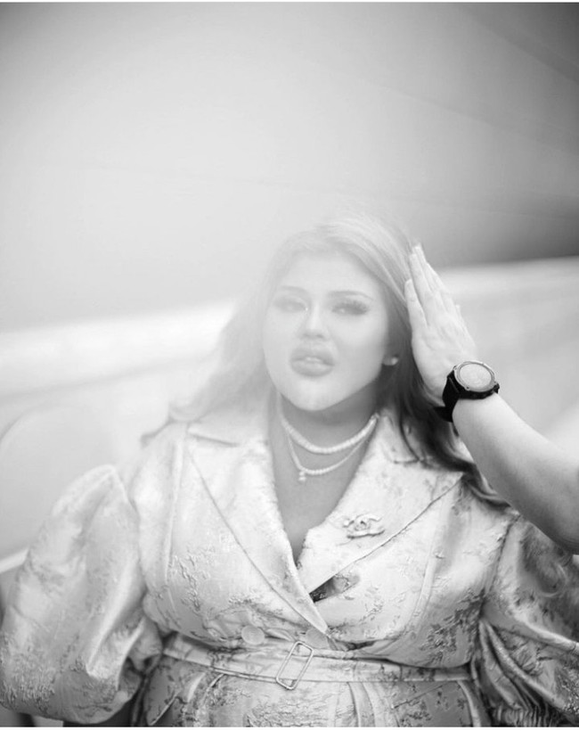 Selama sebulan ini kemajuannya cukup bagus. Shindy Samuel mengakui berat badannya turun hingga 34 kg.“Alhamdulillah progres-nya berjalan lancar, tadi malam aku timbang di story itu 110 kg dari 144 kg. Jadi 34 kiloan turun, awalnya 140 seluruhnya, ujar Shindy seperti dikutip dari DetikHot. Foto: Instagram