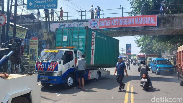 Truk kontainer tersangkut di Jembatan Talang Kota Bogor telah dievakuasi. Arus lalu lintas di Jl KS Tubun Kedunghalang Kota Bogor kembali normal dua dua arah. (M Sholihin/detikcom)