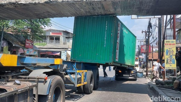 Truk Kontainer Nyangkut