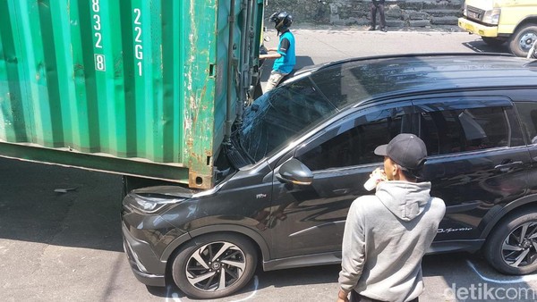 Mobil Tertimpa Truk Nyangkut Jembatan Bogor Berisi Pasutri, Istri Terluka