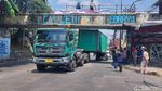 Potret Truk Tersangkut Jembatan di Bogor hingga Kontainer Timpa Mobil