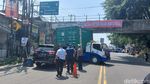 Potret Truk Tersangkut Jembatan di Bogor hingga Kontainer Timpa Mobil