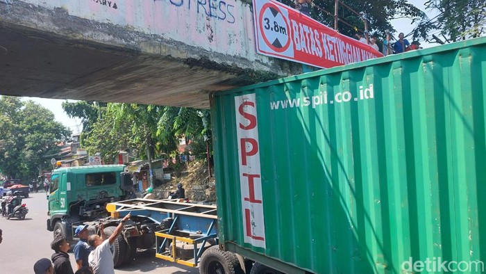 Potret Truk Tersangkut Jembatan Di Bogor Hingga Kontainer Timpa Mobil