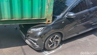 Mobil itu tertimpa kontainer yang terlepas dari truk yang mengangkut. Bagian kap mobil tersebut tertimpa kontainer hingga ringsek. (M Sholihin/detikcom)