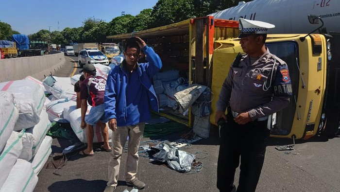 truk terguling di tol perak