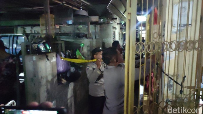Polisi mengevakuasi jasad Asti Ramandani yang ditenukan tewas dengan luka lebam di wajah dari kamar kosnya di Semarang Tengah, Semarang, Senin (31/7/2023).