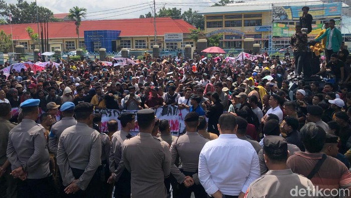 Warga dari Pasaman Barat mendemo kantor Gubernur Sumbar untuk meminta konflik agraria di wilayah mereka diselesaikan