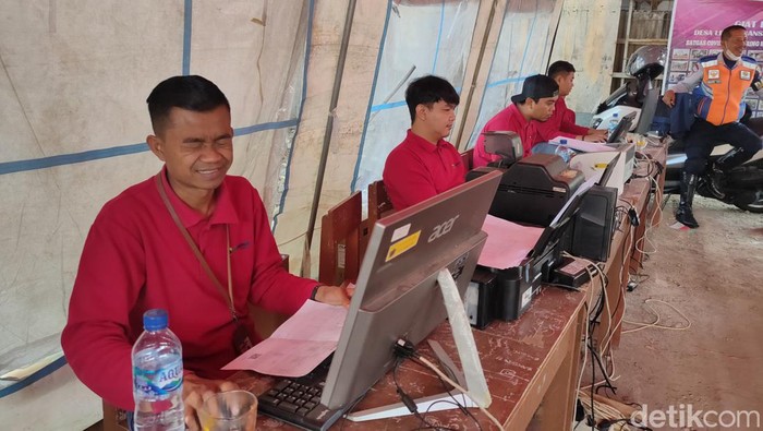 Warga Desa Limbangansari tengah mengurus administrasi kependudukan saat program Desa Manjur