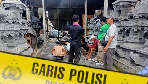 Warga meratapi sisa puing rumah kerabat mereka di Darmasaba, Badung, Bali, Senin (31/7/2023).