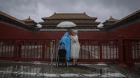 Pihak berwenang mengeluarkan peringatan merah untuk hujan badai yang dibawa oleh Topan Doksuri yang diperkirakan akan melanda ibu kota China.  