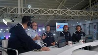 Ia juga menyarankan agar diadakan pertandingan antara selebriti dan politisi karena sudah memasuki tahun politik, untuk melatih sportivitas para politisi tersebut.