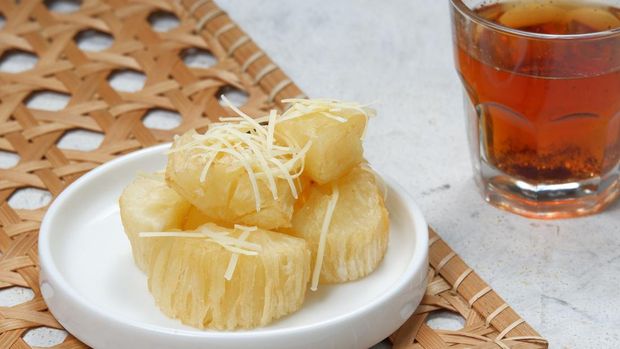 singkong keju -deep Fried cassava sprinkled with grated cheese and sweetened condensed white milk