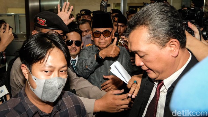 Pimpinan Ponpes Al-Zaytun, Panji Gumilang memenuhi panggilan Bareskrim Polri untuk diperiksa terkait kasus penodaan agama. Panji mengacungkan jempol saat tiba di Bareskrim.
