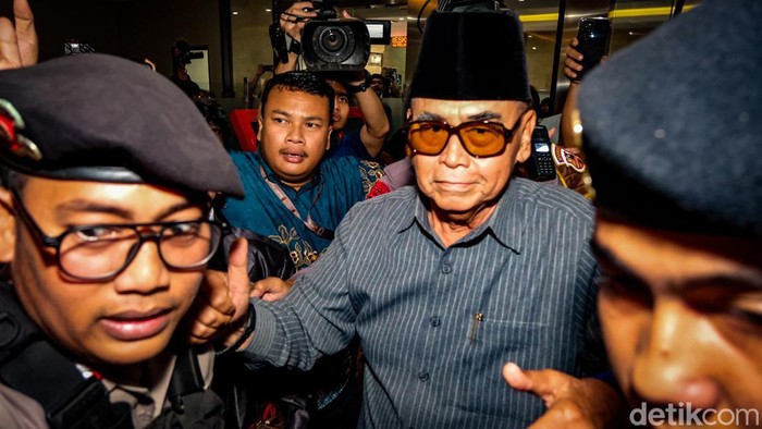 Pimpinan Ponpes Al-Zaytun, Panji Gumilang memenuhi panggilan Bareskrim Polri untuk diperiksa terkait kasus penodaan agama. Panji mengacungkan jempol saat tiba di Bareskrim.