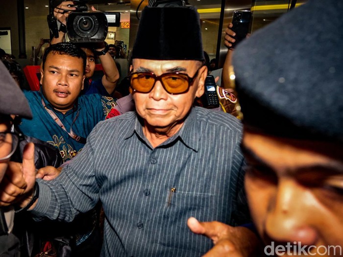 Pimpinan Ponpes Al-Zaytun, Panji Gumilang memenuhi panggilan Bareskrim Polri untuk diperiksa terkait kasus penodaan agama. Panji mengacungkan jempol saat tiba di Bareskrim.